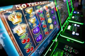 Pengguna memanfaatkan fitur keamanan di aplikasi wayantogel pada smartphone